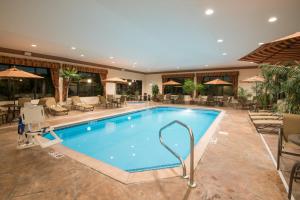 Holiday Inn Express & Suites - Sharon-Hermitage, an IHG Hotel内部或周边的泳池