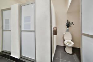 巴亚尔塔港Hostal Ten to Ten Puerto Vallarta的一间位于摊位的卫生间浴室