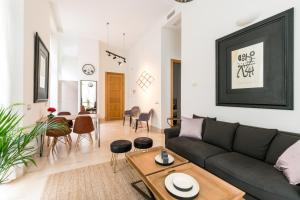 塞维利亚2E Stylish Bright Apartment Sevilla Downtown Azofaifo的客厅配有沙发和桌子