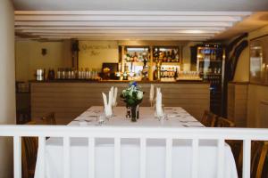 托特尼斯马尔特斯特阿姆斯住宿加早餐酒店的一张桌子上放着白色桌布和鲜花