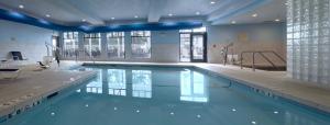 科达伦科达伦I-90公路11号出口快捷假日&套房酒店的大楼内一个蓝色的大型游泳池