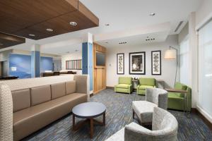 圣安东尼奥Holiday Inn Express & Suites San Antonio North-Windcrest, an IHG Hotel的大堂配有沙发、椅子和桌子