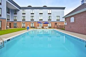 哈灵顿哈灵顿 - 多佛尔地区智选假日酒店及套房的大楼前的大型游泳池