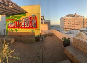 蒙得维的亚Circus Hostel&Hotel Montevideo的建筑物一侧的阳台,有色彩缤纷的标志