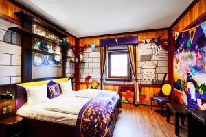 比伦德LEGOLAND Castle Hotel的一间卧室配有一张床、一张桌子和一个窗户。