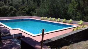 马尔旺Quinta Das Lameirinhas的庭院内一个带椅子的大型游泳池