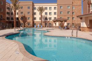 吉尔伯特Holiday Inn Express & Suites - Gilbert - East Mesa, an IHG Hotel的一座建筑的庭院里的一个大型游泳池