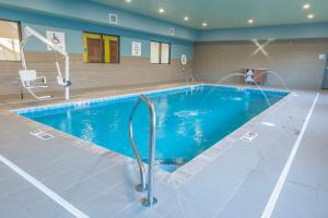 克拉里恩克拉里恩套房智选假日酒店的在酒店房间的一个大型游泳池
