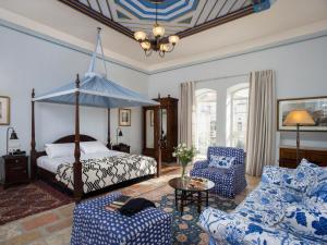 耶路撒冷The American Colony Hotel - Small Luxury Hotels of the World的一间卧室配有天蓬床和蓝色及白色家具