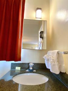 克利尔沃特海湾路酒店的一间带水槽和镜子的浴室