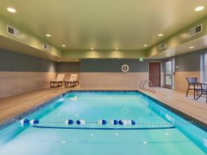 KeizerHoliday Inn Express & Suites Salem North - Keizer, an IHG Hotel的游泳池,位于酒店客房内
