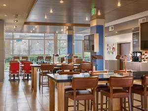 Holiday Inn Express & Suites Salem North - Keizer, an IHG Hotel餐厅或其他用餐的地方