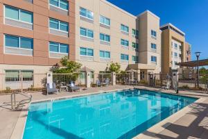 莫雷诺谷Holiday Inn Express & Suites - Moreno Valley - Riverside, an IHG Hotel的大楼前的游泳池