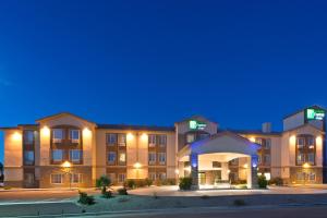 卡萨格兰德Holiday Inn Express & Suites Casa Grande, an IHG Hotel的夜间酒店 ⁇ 染