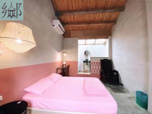 屏东县大厝護龍的卧室配有粉红色的床。