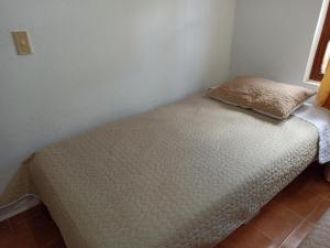 莱瓦镇ALMANIK的一张小床,位于客房的角落
