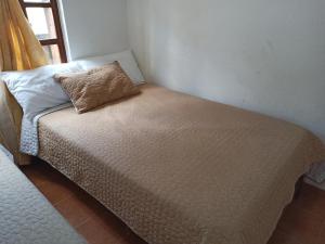 莱瓦镇ALMANIK的一张小床,放在一个枕头上