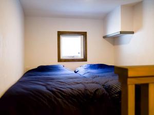 逗子市FLAG Zushi的一间卧室配有一张带镜子的床和窗户