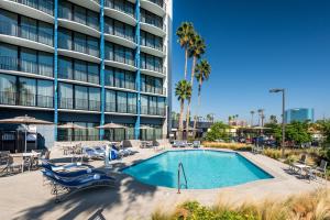 圣安娜Holiday Inn Express & Suites Santa Ana - Orange County, an IHG Hotel的大楼前的游泳池