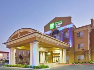 萨利纳斯Holiday Inn Express & Suites Salinas, an IHG Hotel的上面标有标志的酒店大楼