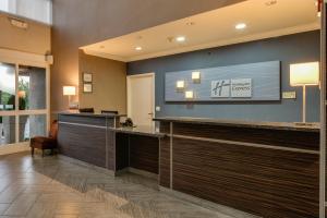 圣克拉拉Holiday Inn Express & Suites Santa Clara, an IHG Hotel的酒店大堂,设有前台