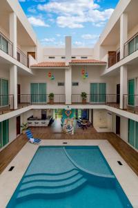 萨尤利塔Riviera Sayulita Hotel的一座带游泳池的公寓大楼内的室内游泳池