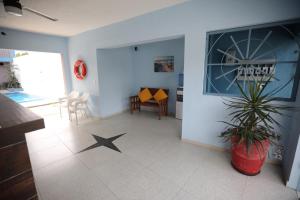巴拉德纳维达Hotel Del Mar的一间客厅,在瓷砖地板上装饰着星星
