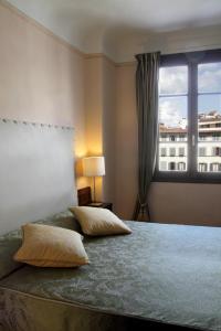 佛罗伦萨佛罗伦萨景致食宿酒店的一间卧室设有一张大床和窗户