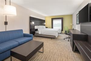 Holiday Inn Express Hotels & Suites Greenville-Spartanburg/Duncan, an IHG Hotel的电视和/或娱乐中心