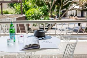 努萨角萨克斯黑斯廷酒店的坐在桌子上的帽子和书