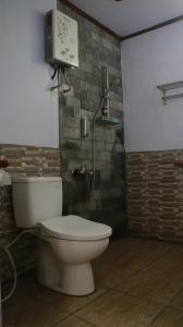 SermoSri Homestay的一间带卫生间和淋浴间的浴室
