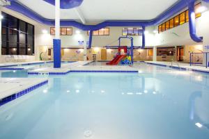 西谷市智选假日酒店内部或周边的泳池