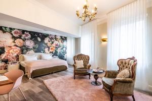 维尔茨堡维尔茨堡霍夫酒店的一间卧室设有一张床和花卉墙