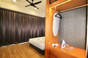 吉隆坡Anggun Residence By Sleepy Bear的一间卧室配有床和黑色窗帘