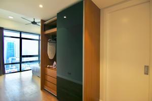 吉隆坡Anggun Residence By Sleepy Bear的带衣柜的房间和卧室