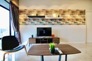 吉隆坡Anggun Residence By Sleepy Bear的客厅配有电视和桌椅
