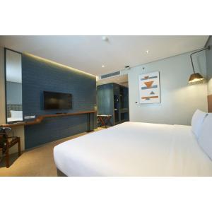 宿务Summit Galleria Cebu的酒店客房设有一张白色大床和电视。