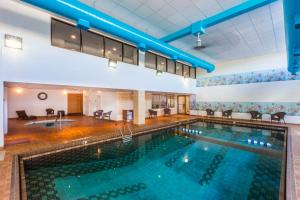 圣约翰圣约翰港边智选假日套房酒店 的游泳池,位于带游泳池的建筑内