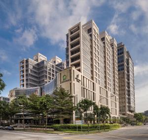 新加坡Park Avenue Clemenceau的一座高大的白色建筑,上面有时钟