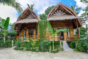 珀尼达岛Indah Guest House Nusa Penida的茅草屋顶的房子