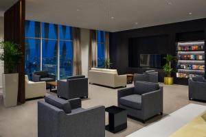 阿可贺巴Staybridge Suites Al Khobar, an IHG Hotel的大楼内带沙发和椅子的等候室