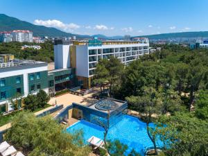 格连吉克Primorie Grand Resort Hotel 5*的享有酒店空中美景,设有游泳池