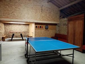 La Chapelle-Neuvestudio en campagne的乒乓球桌,带乒乓球桌的房间