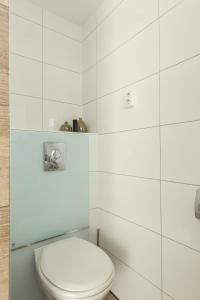赞德沃特SEA MORE的一间带卫生间的浴室和白色瓷砖墙