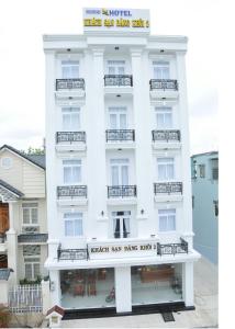 朱笃hotel đăng khôi 2的白色的建筑,上面标有读酒店字样