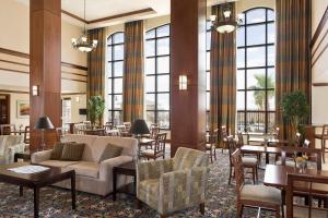 埃尔帕索Staybridge Suites El Paso Airport, an IHG Hotel的酒店大堂设有桌椅和沙发。