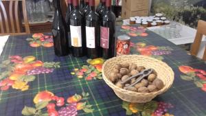 特拉蒙蒂La Casa in Vigna的一张桌子,上面放有葡萄酒和一篮蘑菇