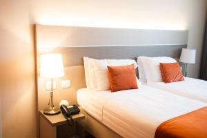 圣毛罗托里内塞格利斯酒店的酒店客房带两张床和电话