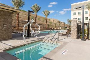 科罗娜Staybridge Suites Corona South, an IHG Hotel的一座游泳池,旁边设有滑梯