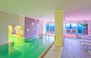 伊斯基亚圣乔治泰尔梅酒店的海景酒店的游泳池
